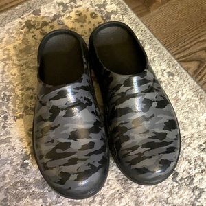 Black/gray camo clogs